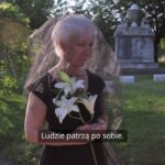 Blondynka Na Pogrzebie